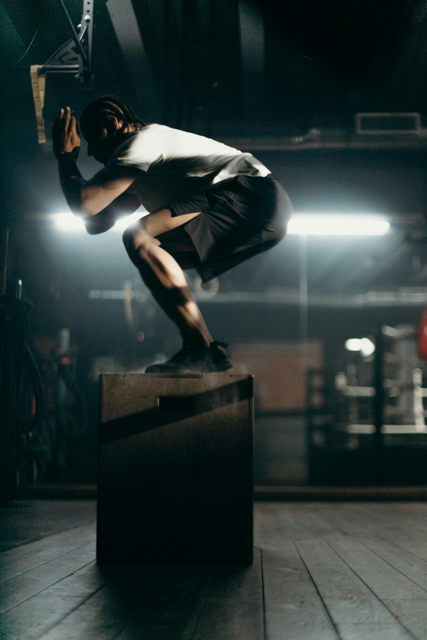 Mann beim HIIT-Training – Abnehmen mit System durch intensive Workouts.