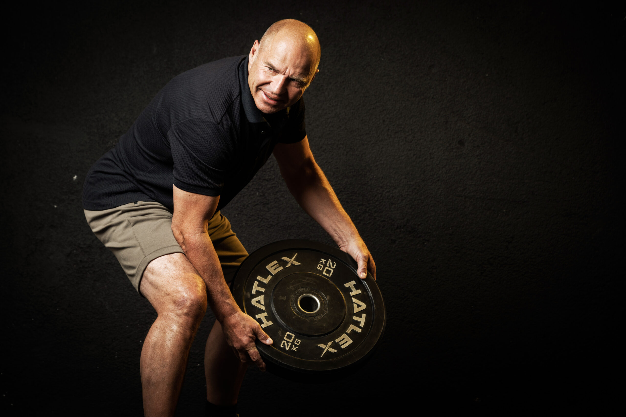 Marc Girardelli beim Krafttraining, ein wichtiger Teil seines Fitnessplans ab 60.