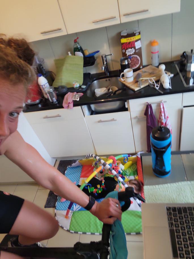 Sophie Souwer trainiert auf dem Heimtrainer, während ihr Baby auf einer Matte spielt – ihr Comeback nach der Schwangerschaft beginnt.