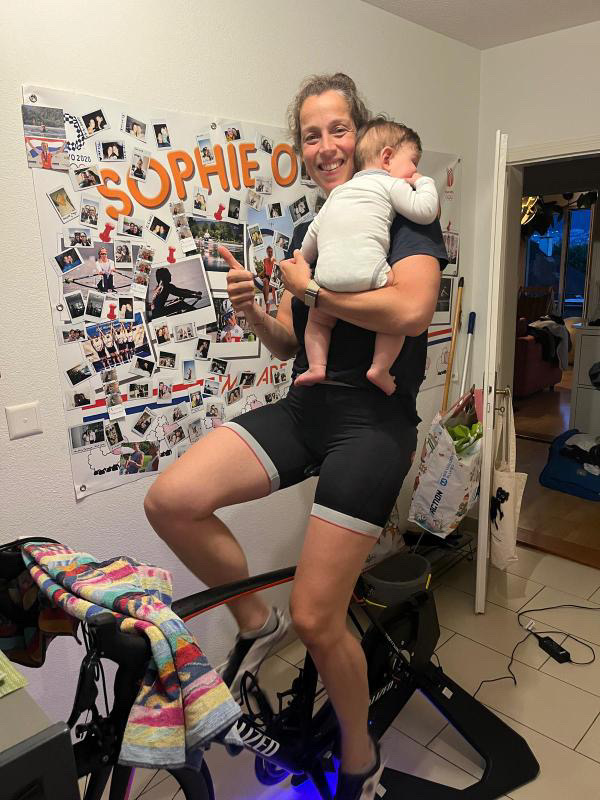 Sophie Souwer trainiert auf dem Rad und hält ihr Baby im Arm – eine starke Mutter auf ihrem Weg zurück in den Spitzensport. Comeback nach der Schwangerschaft