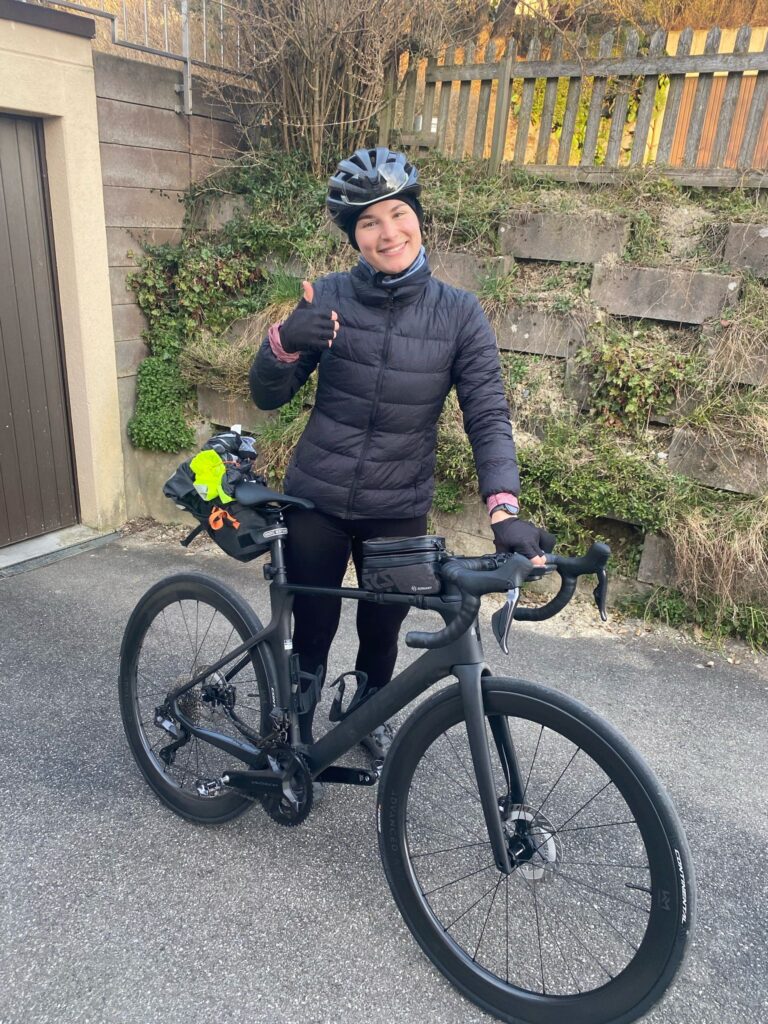 Clarissa Siegfried mit Fahrrad vor dem Start von Ride or Die – Symbol für zyklusorientiertes Training und Fettoxidation bei Frauen.