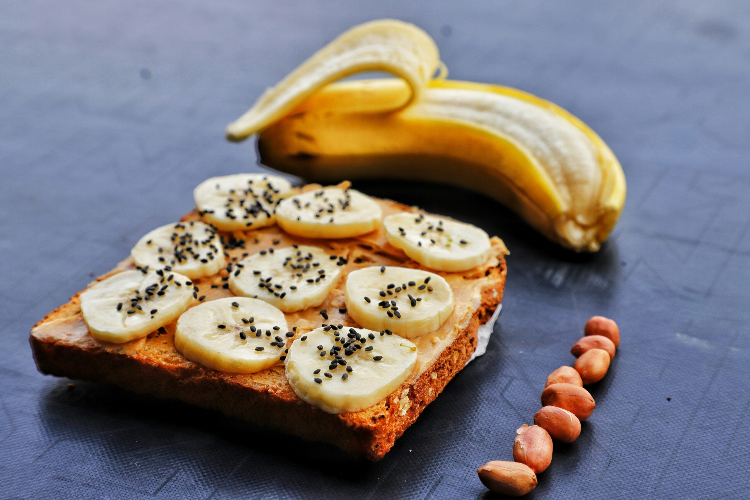 Toast with banana, peanuts, and chia seeds – ideal carb loading for the Zurich Marathon