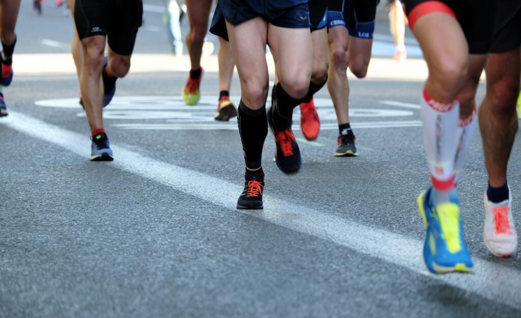 Läufer:innen in Bewegung beim Zürich Marathon – optimal vorbereitet durch Carboloading