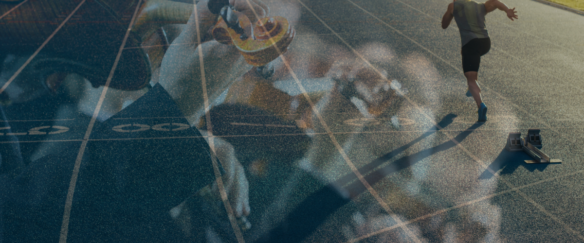 Ein Sprinter auf der Laufbahn, überlagert von einem Orchester – Symbol für das Zusammenspiel von Muskeln und Nerven im Alter und den Erhalt der Schnellkraft.