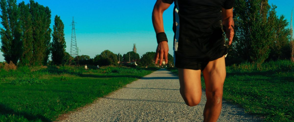 Beta-Alanin ältere Sportler – Läufer beim intensiven Training im Freien