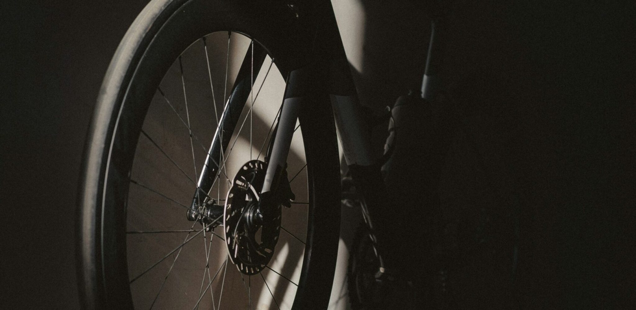 Nahaufnahme eines Rennrads, das auf Teststrecken zur VO2max-Messung verwendet wird.