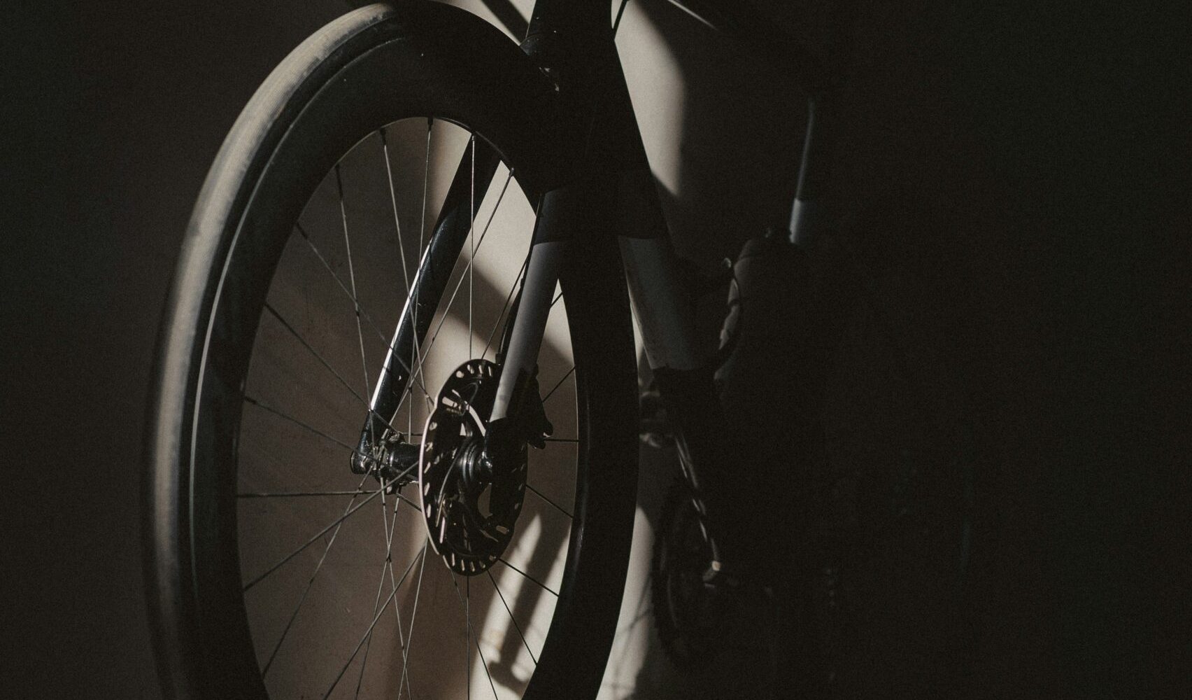 Nahaufnahme eines Rennrads, das auf Teststrecken zur VO2max-Messung verwendet wird.