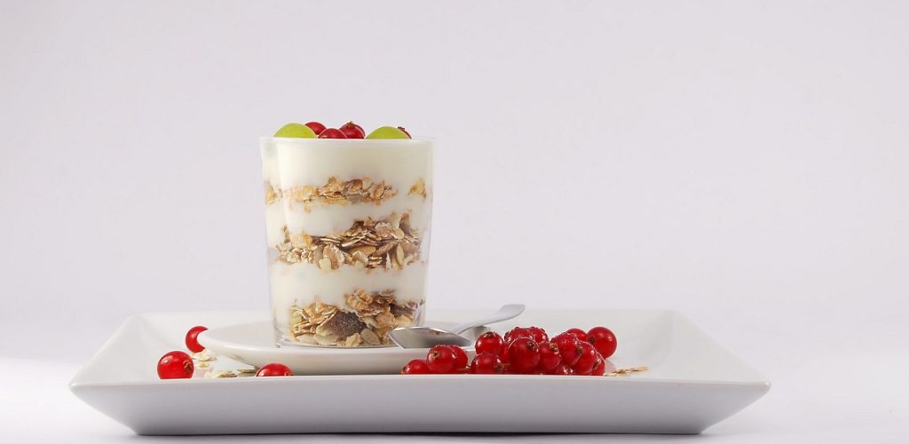 Gesunde Frühstücksidee: Schichtjoghurt mit Müsli und Beeren, um den Alterungsprozess ab 40 zu kontrollieren. Schichtjoghurt mit Müsli und Beeren: Proteinreiches Frühstück, um den Alterungsprozess ab 40 zu kontrollieren.