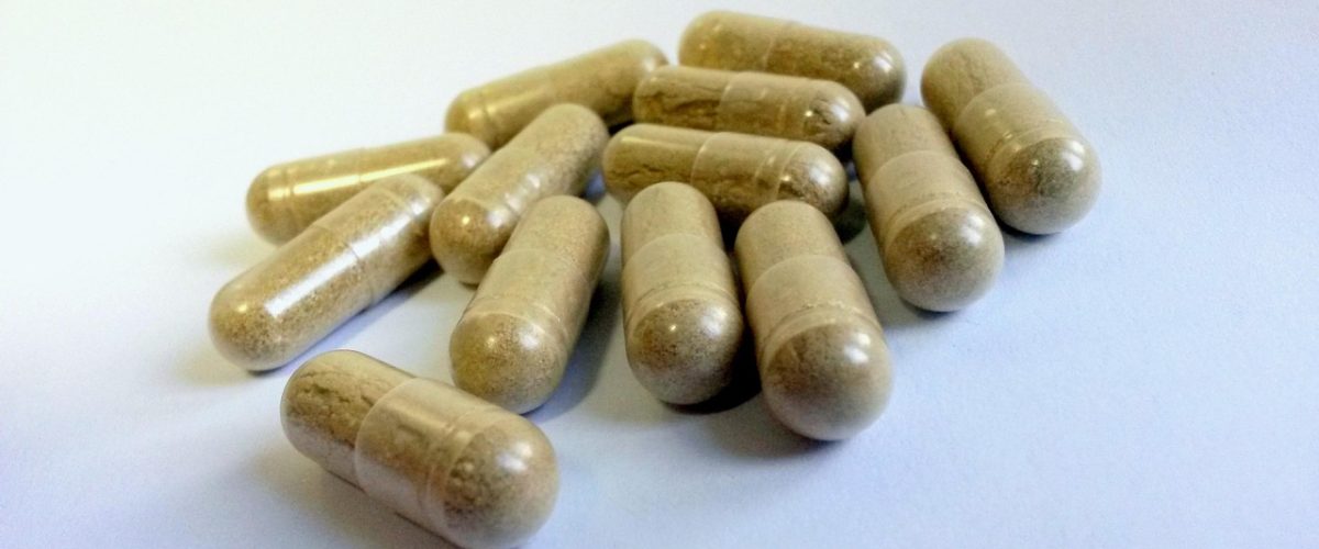 Braune Kapseln mit Pulver – Symbolbild für NMN Longevity Nahrungsergänzung