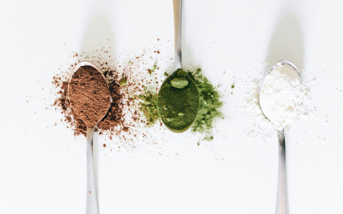 Kreatin ab 40 – drei Löffel mit Protein- und Superfood-Pulvern in Braun, Grün und Weiß für Muskelkraft, Regeneration und Langlebigkeit