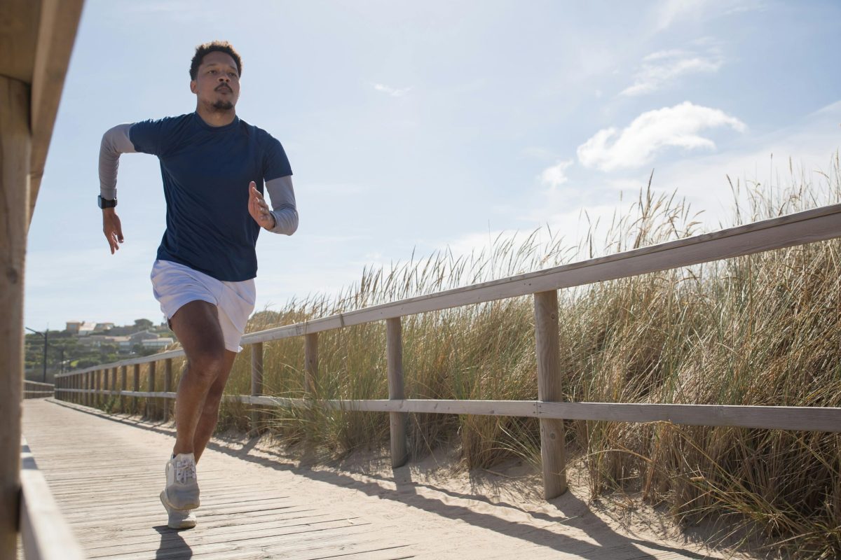 Mann beim Laufen – Cardio-Training als Teil von Abnehmen mit System.